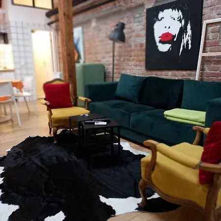 Brickloft In The Heart Of * בלגרד
